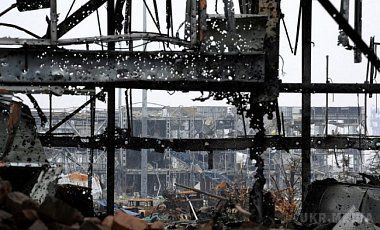  Частину території аеропорту Донецьк сили АТО відвоювали у окупантів. Українським військовим прийшло підкріплення, на даний момент ситуація на аеродромі стабілізувалася.
