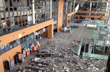 У "Правому секторі" відкритим текстом сказали бойовикам забути про аеропорт: "кадировцям" не віддадуть. 15-20 чеченців заблоковані в підвалі аеропорту нашими військовими.