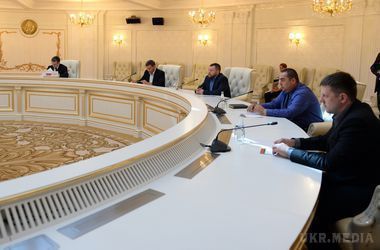 Бойовики "ДНР" підтвердили намір відправитися на переговори. 15 січня в Києві зустрілася тристороння Контактна група, до складу якої входять представники України, Росії та ОБСЄ