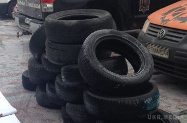 Під Раду привезли шини в пам'ять про "диктаторські" закони. Під будівлею Верховної Ради пройшла акція пам'яті, присвячена ухваленню парламентом законів, що отримали визначення "диктаторських", 16 січня минулого року.