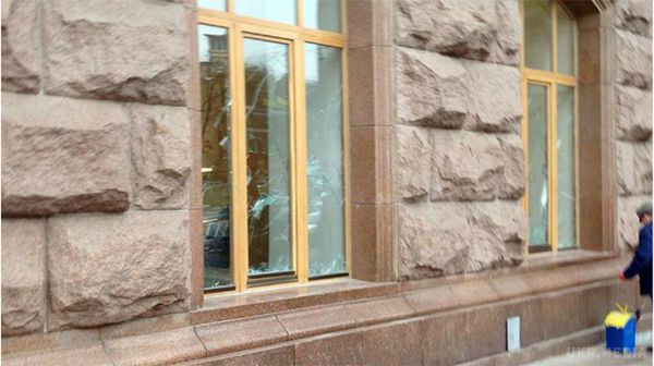 В «Айдарі» підтвердили, що вікна в будівлі КМДА розбив їх боєць. У четвер, 15 січня будівлю столичної мерії камінням атакував незадоволений житель Вінницької області, боєць батальйону «Айдар».