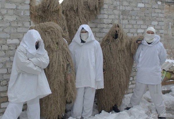 Фотофакт: жінки Павлополя шиють «потвори» і маскхалати для бійців АТО. У місті Павлопіль місцеві мешканці власноруч виготовляють білі маскхалати і маскувальні костюми «мара». 