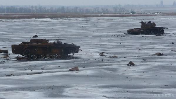 У Донецькому аеропорту "Кіборги" відбили перший та другий поверх. Работают танки та артилерія.