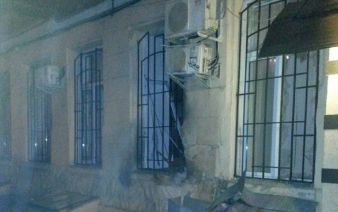 Центр Одеси оглушило вибухом. У центрі Одеси у філії Діамантбанку у провулку Нечипуренко (Троїцька, 54) стався вибух.