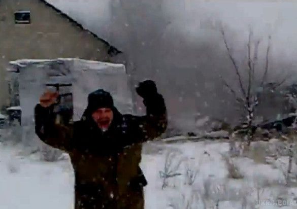 Чергова перемога «російського світу» - знищений сільський туалет (відео). Російські бойовики з допомогою гранати підірвали туалет у дворі одного з захоплених будинків на окупованій території Донбасу. 
