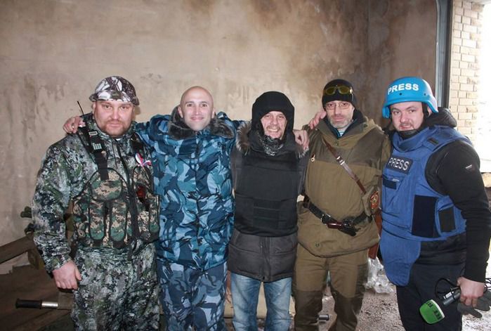 Російський актор Шевченков приїхав в донецький аеропорт на машині, а втік звідти пішки. Фото. Російський актор Олексій Шевченков, відомий за такими фільмами, як «Ворошиловський стрілок», «Горюнов», «Юда» та «Грозові ворота», приїхав до терористів, які контролюють частину нового терміналу аеропорту в Донецьку.