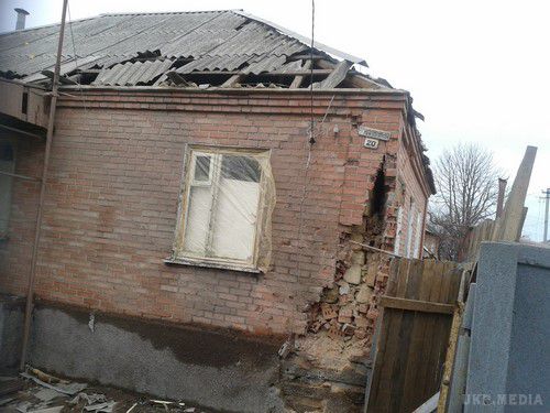 Зруйнована бойовиками ЛНР Станиця Луганська (фото). Жителі Станиці Луганської виклали в соціальних мережах фотографії селища, після обстрілу бойовиками ЛНР 14-15 січня. На знімках багато будинків з вибитими шибками і зруйнованими дахами.