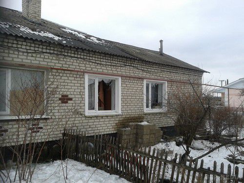 Зруйнована бойовиками ЛНР Станиця Луганська (фото). Жителі Станиці Луганської виклали в соціальних мережах фотографії селища, після обстрілу бойовиками ЛНР 14-15 січня. На знімках багато будинків з вибитими шибками і зруйнованими дахами.