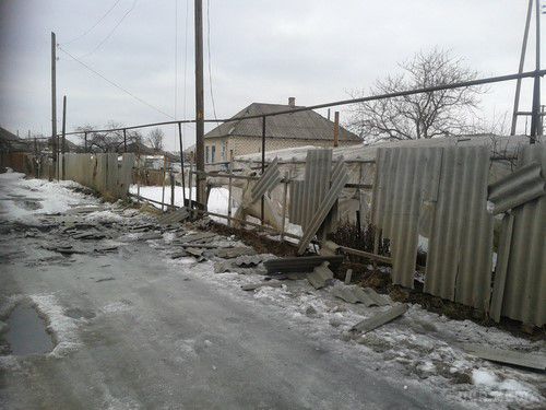 Зруйнована бойовиками ЛНР Станиця Луганська (фото). Жителі Станиці Луганської виклали в соціальних мережах фотографії селища, після обстрілу бойовиками ЛНР 14-15 січня. На знімках багато будинків з вибитими шибками і зруйнованими дахами.