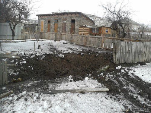 Зруйнована бойовиками ЛНР Станиця Луганська (фото). Жителі Станиці Луганської виклали в соціальних мережах фотографії селища, після обстрілу бойовиками ЛНР 14-15 січня. На знімках багато будинків з вибитими шибками і зруйнованими дахами.