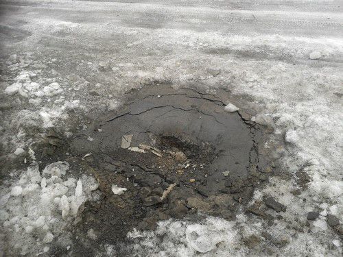 Зруйнована бойовиками ЛНР Станиця Луганська (фото). Жителі Станиці Луганської виклали в соціальних мережах фотографії селища, після обстрілу бойовиками ЛНР 14-15 січня. На знімках багато будинків з вибитими шибками і зруйнованими дахами.