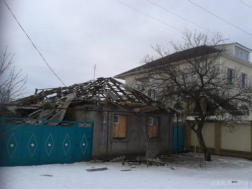 Зруйнована бойовиками ЛНР Станиця Луганська (фото). Жителі Станиці Луганської виклали в соціальних мережах фотографії селища, після обстрілу бойовиками ЛНР 14-15 січня. На знімках багато будинків з вибитими шибками і зруйнованими дахами.