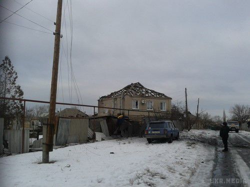 Зруйнована бойовиками ЛНР Станиця Луганська (фото). Жителі Станиці Луганської виклали в соціальних мережах фотографії селища, після обстрілу бойовиками ЛНР 14-15 січня. На знімках багато будинків з вибитими шибками і зруйнованими дахами.