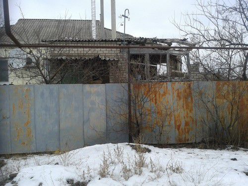 Зруйнована бойовиками ЛНР Станиця Луганська (фото). Жителі Станиці Луганської виклали в соціальних мережах фотографії селища, після обстрілу бойовиками ЛНР 14-15 січня. На знімках багато будинків з вибитими шибками і зруйнованими дахами.