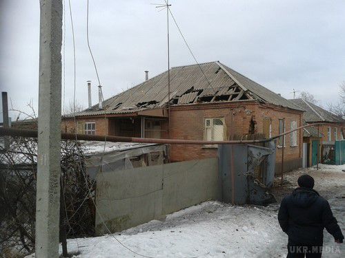Зруйнована бойовиками ЛНР Станиця Луганська (фото). Жителі Станиці Луганської виклали в соціальних мережах фотографії селища, після обстрілу бойовиками ЛНР 14-15 січня. На знімках багато будинків з вибитими шибками і зруйнованими дахами.