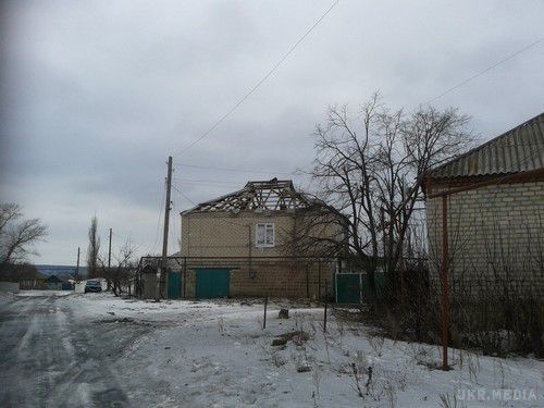 Зруйнована бойовиками ЛНР Станиця Луганська (фото). Жителі Станиці Луганської виклали в соціальних мережах фотографії селища, після обстрілу бойовиками ЛНР 14-15 січня. На знімках багато будинків з вибитими шибками і зруйнованими дахами.
