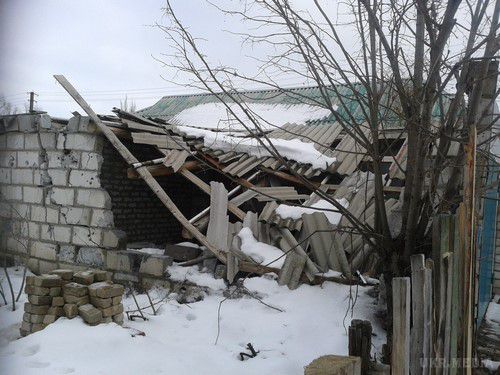 Зруйнована бойовиками ЛНР Станиця Луганська (фото). Жителі Станиці Луганської виклали в соціальних мережах фотографії селища, після обстрілу бойовиками ЛНР 14-15 січня. На знімках багато будинків з вибитими шибками і зруйнованими дахами.