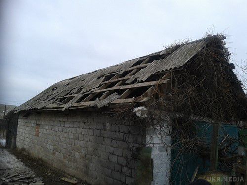 Зруйнована бойовиками ЛНР Станиця Луганська (фото). Жителі Станиці Луганської виклали в соціальних мережах фотографії селища, після обстрілу бойовиками ЛНР 14-15 січня. На знімках багато будинків з вибитими шибками і зруйнованими дахами.