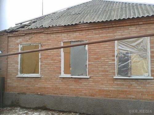 Зруйнована бойовиками ЛНР Станиця Луганська (фото). Жителі Станиці Луганської виклали в соціальних мережах фотографії селища, після обстрілу бойовиками ЛНР 14-15 січня. На знімках багато будинків з вибитими шибками і зруйнованими дахами.