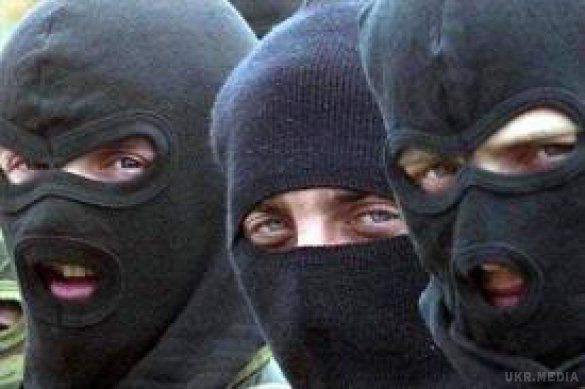  Польща. Близько 200 осіб у масках вчинили бійку в поїзді. У польському Гданську близько 200 осіб у масках вчинили бійку в пасажирському поїзді з вболівальниками
