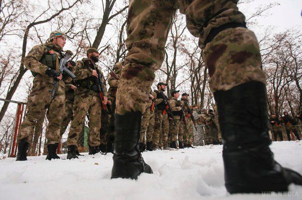 "Військкомат ДНР" опублікував оголошення, в якому зазначаються розцінки контрактної служби в "армії".. Газета "Вечірня Макіївка" опублікувала оголошення "Військового комісаріату Донецької народної республіки", в якому зазначаються зарплати рядового і офіцерського складів незаконних збройних формувань.