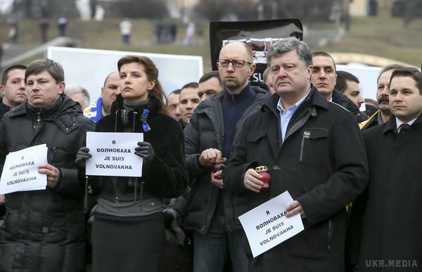 Порошенко пообіцяв повернути Донбас. Україна не віддасть ні п'яді своєї землі, заявив Порошенко на траурному мітингу в Києві.