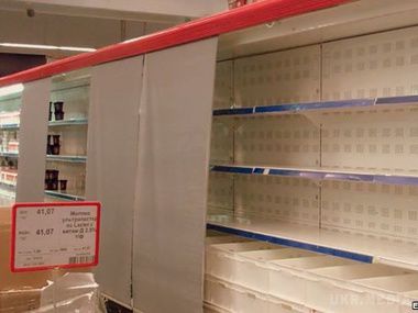 У кримських супермаркетах з продажу зник ряд продуктів. У відділі молочних продуктів порожні полиці закрили фіранками