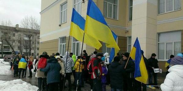 Марш Миру на Донбасі. Сьогодні о 12.00 в місті Волноваха Донецької області відбувся "Марш миру", присвячений вшануванню пам'яті загиблих в результаті артилерійського обстрілу блокпоста ВСУ.