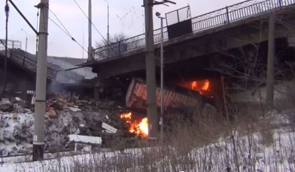 У Донецьку знищений Путиловський міст (фото). У Донецьк знищений Путиловський міст, який знаходиться в безпосередній близькості від аеропорту Донецька, де йдуть запеклі бої. 