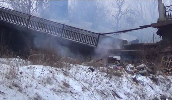 У Донецьку знищений Путиловський міст (фото). У Донецьк знищений Путиловський міст, який знаходиться в безпосередній близькості від аеропорту Донецька, де йдуть запеклі бої. 