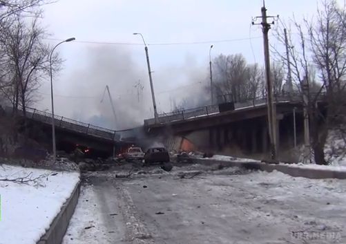 У Донецьку знищений Путиловський міст (фото). У Донецьк знищений Путиловський міст, який знаходиться в безпосередній близькості від аеропорту Донецька, де йдуть запеклі бої. 