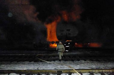 Подробиці вибуху на станції "Шебелинка" у Харкові. У п'ятницю близько 21:15 у Балаклійському районі на станції "Шебелинка" у складі поїзда вибухнула одна з 40 цистерн з бензином. 