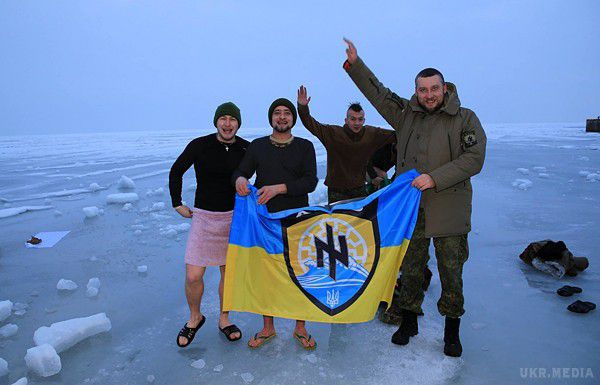 Як на війні відзначали Водохреща. Українські військовослужбовці і добровольці, які беруть участь в АТО, відсвяткували православне свято - Хрещення Господнє