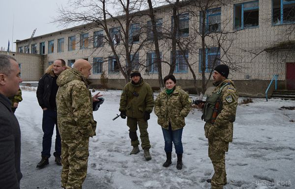 Терористи обстріляли машини губернатора Луганської області Геннадія Москаля та народного депутата Марії Матіос. За словами Москаля, за останні кілька діб в селі снарядами були пошкоджені та зруйновані більше десяти будинків, а також школа і православна церква