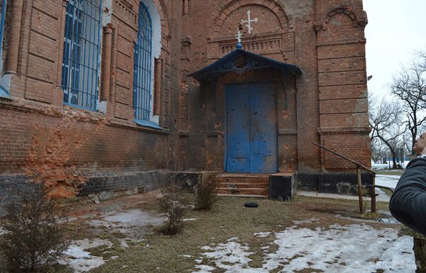 Терористи обстріляли машини губернатора Луганської області Геннадія Москаля та народного депутата Марії Матіос. За словами Москаля, за останні кілька діб в селі снарядами були пошкоджені та зруйновані більше десяти будинків, а також школа і православна церква