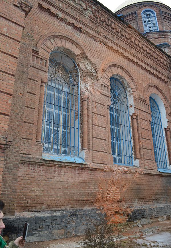 Терористи обстріляли машини губернатора Луганської області Геннадія Москаля та народного депутата Марії Матіос. За словами Москаля, за останні кілька діб в селі снарядами були пошкоджені та зруйновані більше десяти будинків, а також школа і православна церква