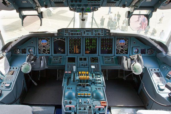 Флот ВВС української армії  прийняла на озброєння Ан-70 (ВІДЕО).  Української армії зустрічає свіже поповнення: тепер перевозити військовослужбовців та бойову техніку в зоні АТО буде новий військово-транспортний літак Ан-70, створений київською дк "Антонов". 