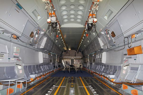 Флот ВВС української армії  прийняла на озброєння Ан-70 (ВІДЕО).  Української армії зустрічає свіже поповнення: тепер перевозити військовослужбовців та бойову техніку в зоні АТО буде новий військово-транспортний літак Ан-70, створений київською дк "Антонов". 