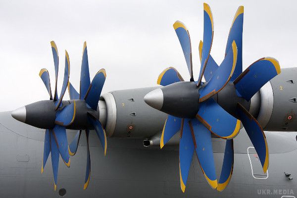 Флот ВВС української армії  прийняла на озброєння Ан-70 (ВІДЕО).  Української армії зустрічає свіже поповнення: тепер перевозити військовослужбовців та бойову техніку в зоні АТО буде новий військово-транспортний літак Ан-70, створений київською дк "Антонов". 