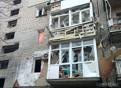 Щастя під артилерійським вогнем: безліч руйнувань житлових будинків (фото, відео). В ніч з 19 на 20 січня, з 20:30 до 4:00 тривав обстріл бойовиками житлових районів міста Щастя.