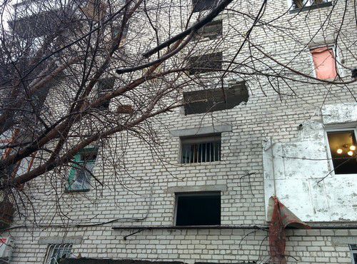 Щастя під артилерійським вогнем: безліч руйнувань житлових будинків (фото, відео). В ніч з 19 на 20 січня, з 20:30 до 4:00 тривав обстріл бойовиками житлових районів міста Щастя.