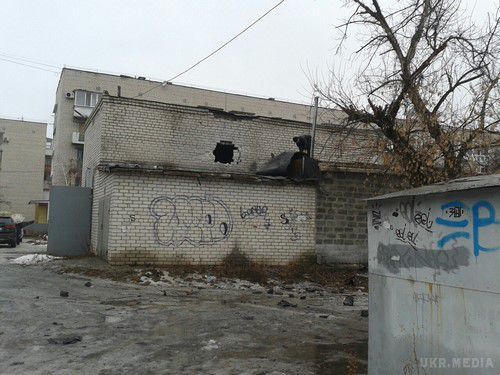 Щастя під артилерійським вогнем: безліч руйнувань житлових будинків (фото, відео). В ніч з 19 на 20 січня, з 20:30 до 4:00 тривав обстріл бойовиками житлових районів міста Щастя.
