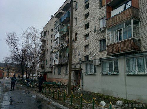 Щастя під артилерійським вогнем: безліч руйнувань житлових будинків (фото, відео). В ніч з 19 на 20 січня, з 20:30 до 4:00 тривав обстріл бойовиками житлових районів міста Щастя.