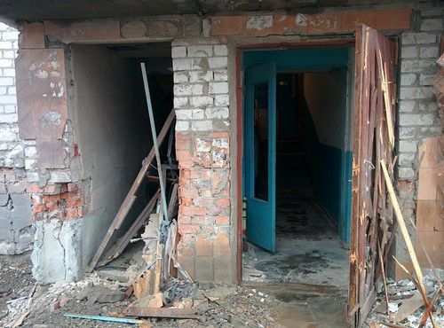 Щастя під артилерійським вогнем: безліч руйнувань житлових будинків (фото, відео). В ніч з 19 на 20 січня, з 20:30 до 4:00 тривав обстріл бойовиками житлових районів міста Щастя.