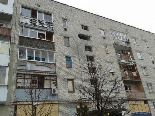 Щастя під артилерійським вогнем: безліч руйнувань житлових будинків (фото, відео). В ніч з 19 на 20 січня, з 20:30 до 4:00 тривав обстріл бойовиками житлових районів міста Щастя.
