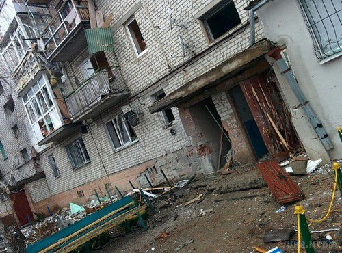 Щастя під артилерійським вогнем: безліч руйнувань житлових будинків (фото, відео). В ніч з 19 на 20 січня, з 20:30 до 4:00 тривав обстріл бойовиками житлових районів міста Щастя.