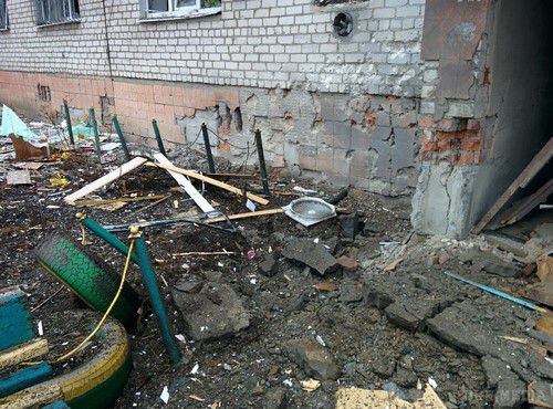 Щастя під артилерійським вогнем: безліч руйнувань житлових будинків (фото, відео). В ніч з 19 на 20 січня, з 20:30 до 4:00 тривав обстріл бойовиками житлових районів міста Щастя.