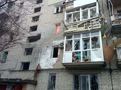 Щастя під артилерійським вогнем: безліч руйнувань житлових будинків (фото, відео). В ніч з 19 на 20 січня, з 20:30 до 4:00 тривав обстріл бойовиками житлових районів міста Щастя.