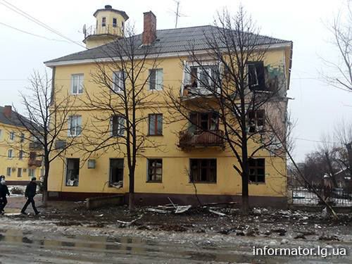 Щастя під артилерійським вогнем: безліч руйнувань житлових будинків (фото, відео). В ніч з 19 на 20 січня, з 20:30 до 4:00 тривав обстріл бойовиками житлових районів міста Щастя.