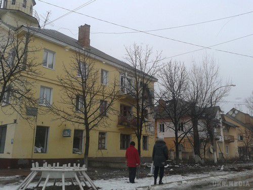 Щастя під артилерійським вогнем: безліч руйнувань житлових будинків (фото, відео). В ніч з 19 на 20 січня, з 20:30 до 4:00 тривав обстріл бойовиками житлових районів міста Щастя.